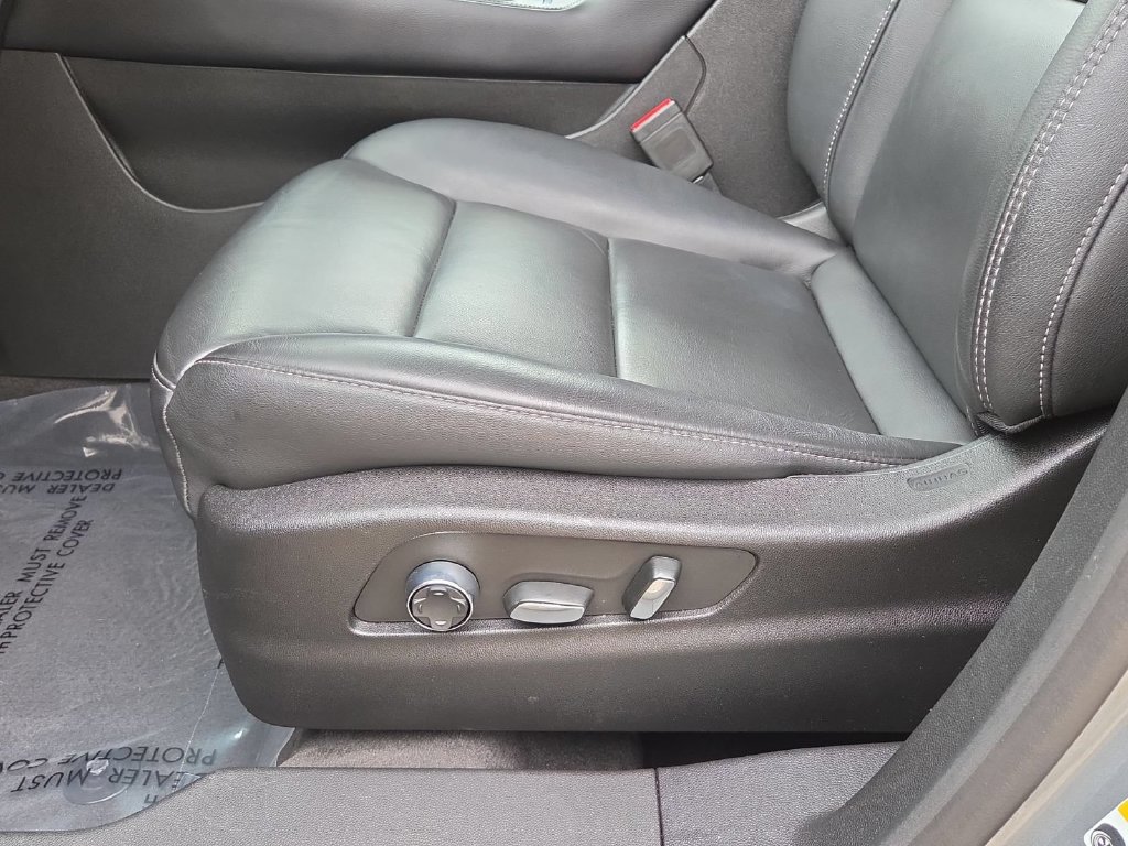 Used 2025 Cadillac XT4 Premium Luxury AWD/4WD image 16