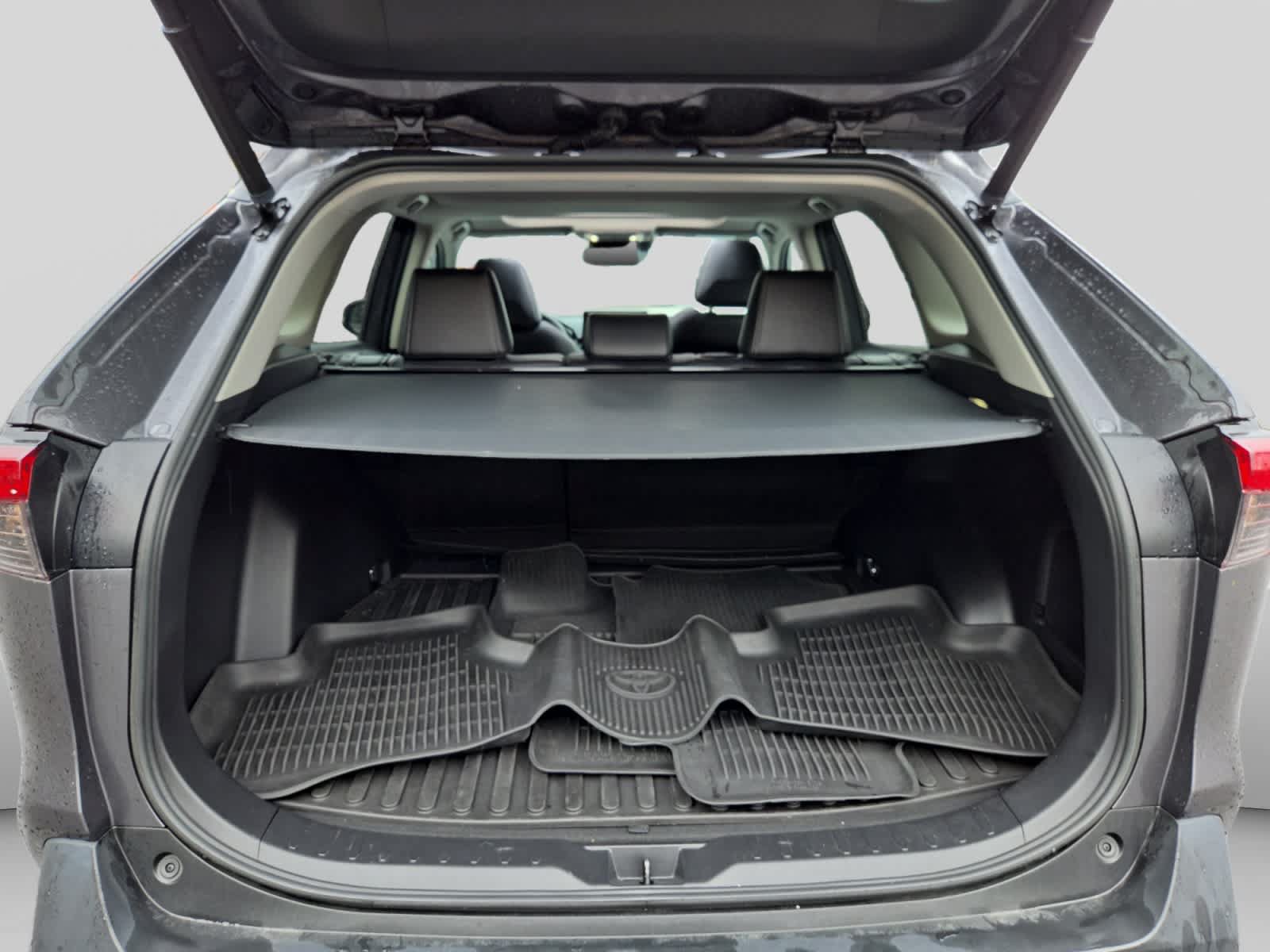 Used 2022 Toyota RAV4 XLE Premium AWD/4WD image 44