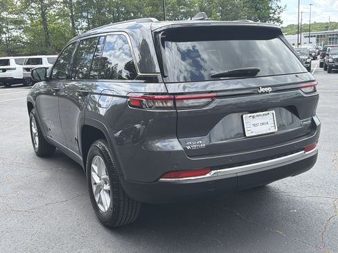 Used 2023 Jeep Grand Cherokee Laredo AWD/4WD image 6