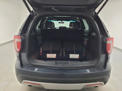 Used 2017 Ford Explorer XLT w/ Equipment Group 202A AWD/4WD image 29