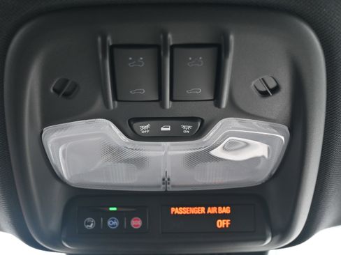 Used 2025 Chevrolet Colorado Z71 w/ Technology Package image 32