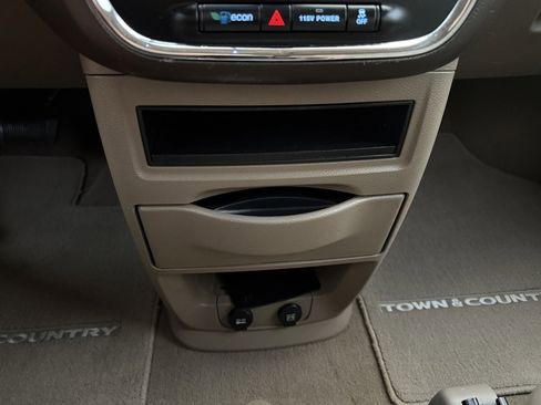 Used 2015 Chrysler Town & Country Touring w/ Driver Convenience Group image 29