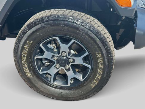 Used 2018 Jeep Wrangler Unlimited Sahara AWD/4WD image 9