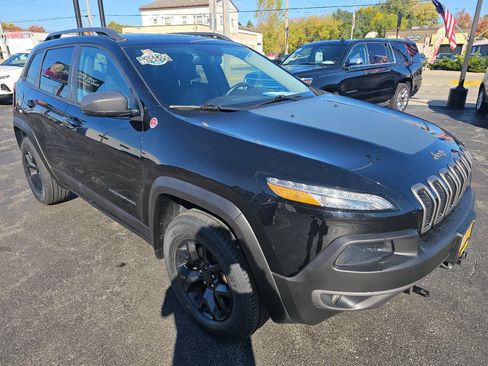 Used 2017 Jeep Cherokee Trailhawk image 5