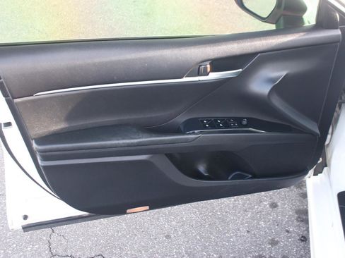 Used 2018 Toyota Camry L image 11