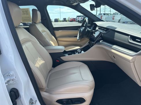 Used 2024 Jeep Grand Cherokee Limited image 32