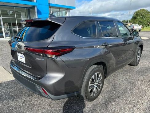 Used 2024 Toyota Highlander XLE FWD image 2