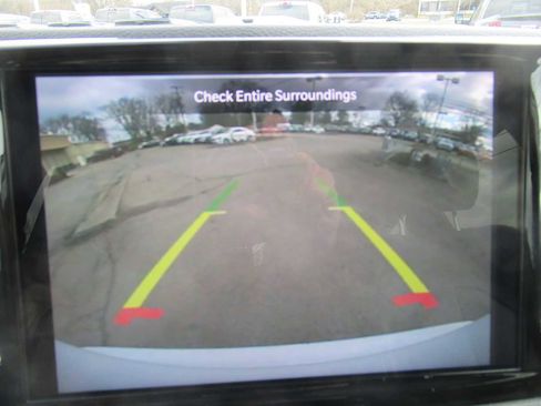 Used 2023 Chrysler Pacifica Touring-L image 32