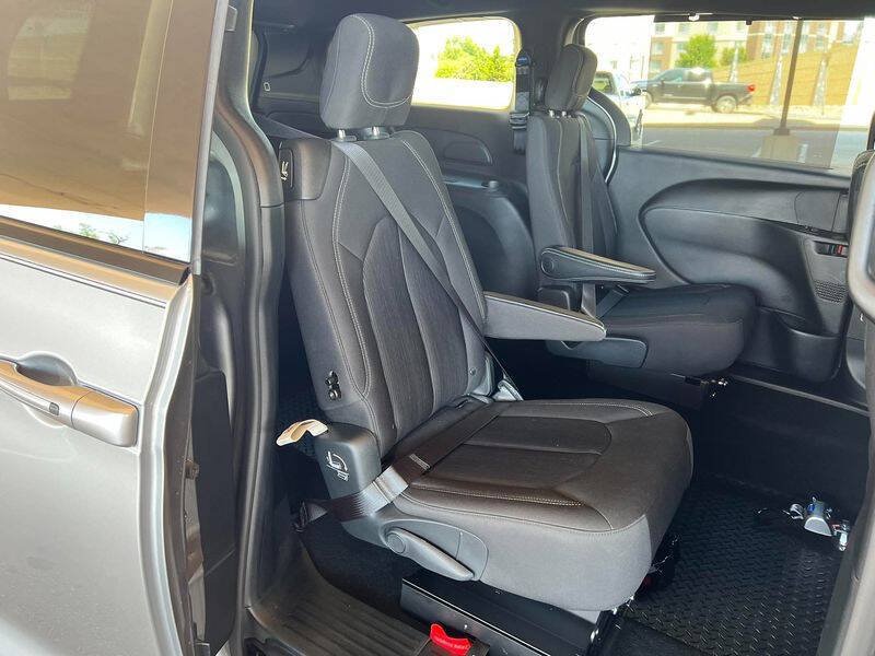 Used 2018 Chrysler Pacifica Touring Plus w/ S Appearance Package FWD image 32