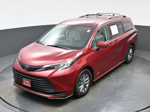 Used 2021 Toyota Sienna LE image 37