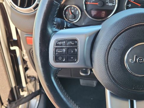 Used 2017 Jeep Wrangler Unlimited Rubicon image 16