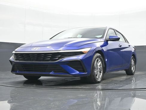 Used 2025 Hyundai Elantra SE image 15