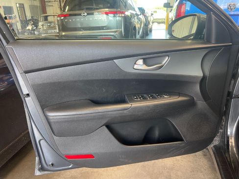 Used 2020 Kia Forte LXS FWD image 12