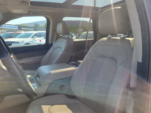 Used 2023 Ford Expedition Limited AWD/4WD image 7