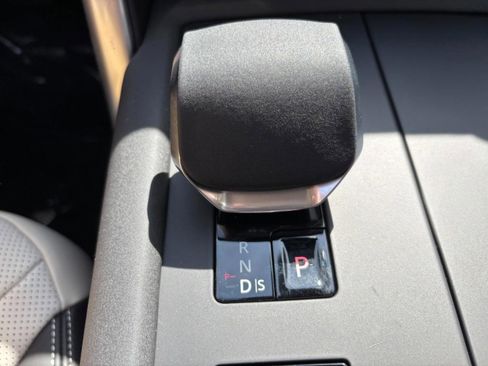 Certified 2025 Land Rover Discovery Dynamic SE image 31