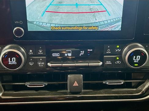 Used 2025 Toyota Highlander XLE FWD image 13