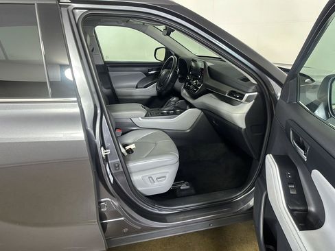 Used 2021 Toyota Highlander XLE AWD/4WD image 22