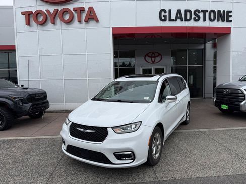 Used 2022 Chrysler Pacifica Limited FWD image 1