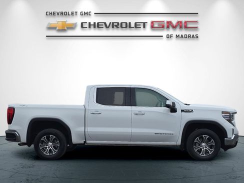 Used 2024 GMC Sierra 1500 SLT image 2