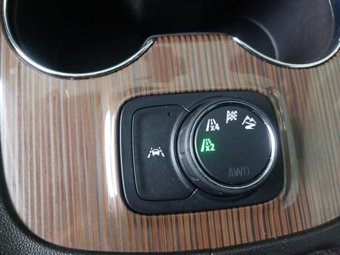 Used 2023 GMC Acadia SLE image 25