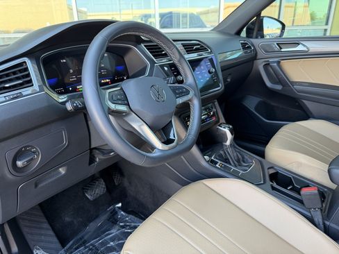 Used 2024 Volkswagen Tiguan SE w/ Panoramic Sunroof Package FWD image 31