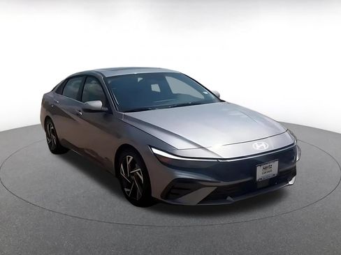 Used 2025 Hyundai Elantra Limited FWD image 3