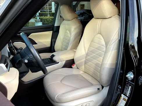 Used 2020 Toyota Highlander XLE image 7