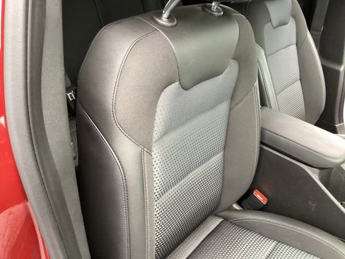 Used 2025 Chevrolet Trax LT w/ LT Convenience Package image 17