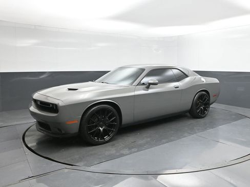 Used 2017 Dodge Challenger SXT image 30