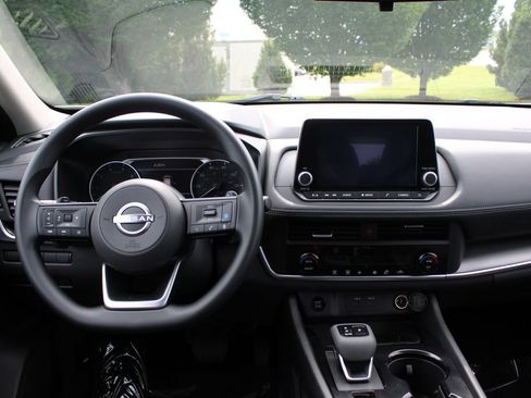 Used 2024 Nissan Rogue SV AWD/4WD image 16