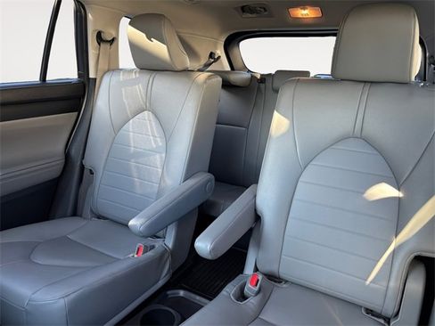 Used 2025 Toyota Highlander XLE image 13