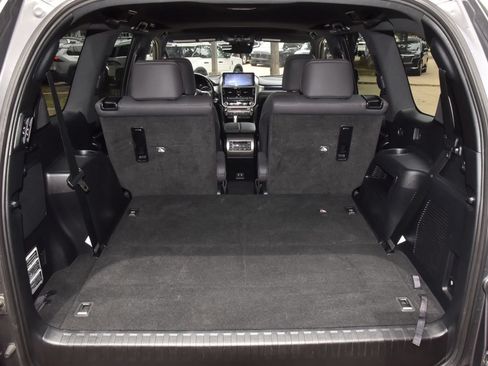 Used 2023 Lexus GX 460 Premium w/ Accessory Package AWD/4WD image 33