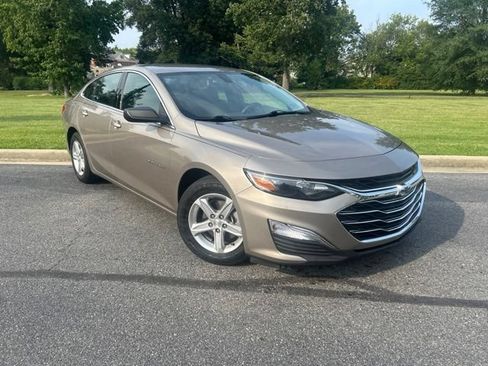 Used 2022 Chevrolet Malibu LS FWD image 2