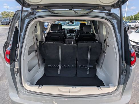 Used 2023 Chrysler Pacifica Touring-L FWD image 21
