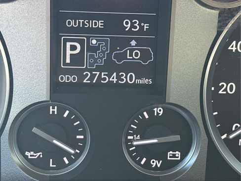 Used 2013 Lexus LX 570 4WD w/ Luxury Pkg image 26