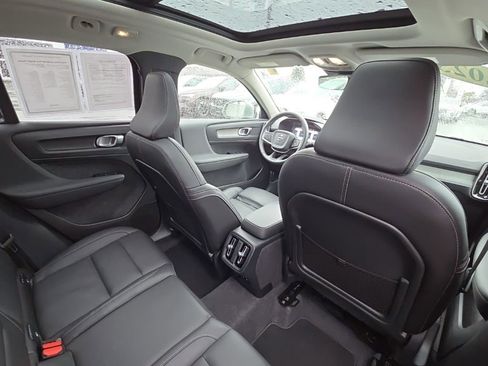 Certified 2025 Volvo XC40 B5 Plus image 8