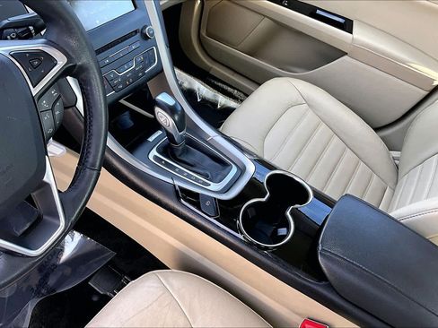 Used 2016 Ford Fusion SE w/ Equipment Group 202A image 16