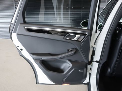 Used 2025 Porsche Macan image 26