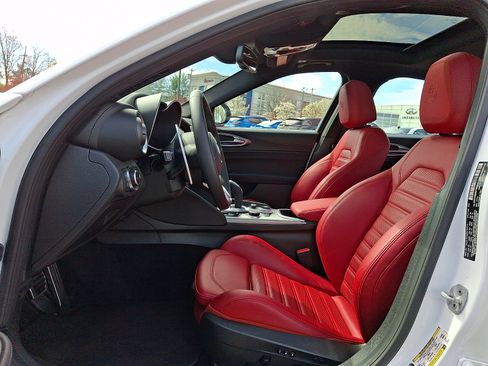 Used 2023 Alfa Romeo Giulia Veloce AWD/4WD image 13