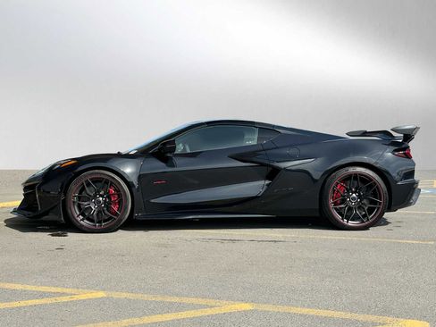 Used 2023 Chevrolet Corvette Z06 w/ Z07 Performance Package image 4