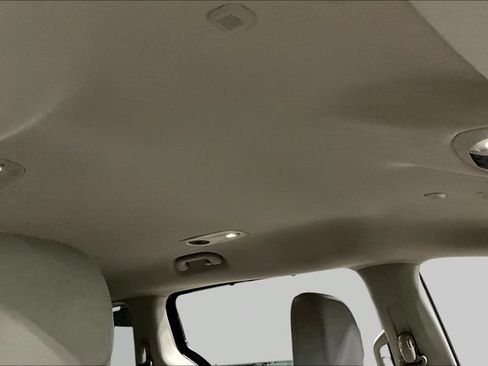 Used 2021 Chrysler Pacifica Touring-L FWD image 27