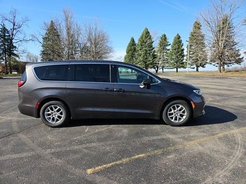 Used 2023 Chrysler Pacifica Touring-L image 7