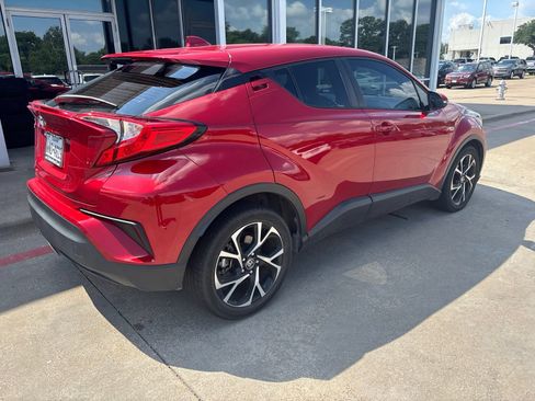 Used 2021 Toyota C-HR XLE FWD image 4