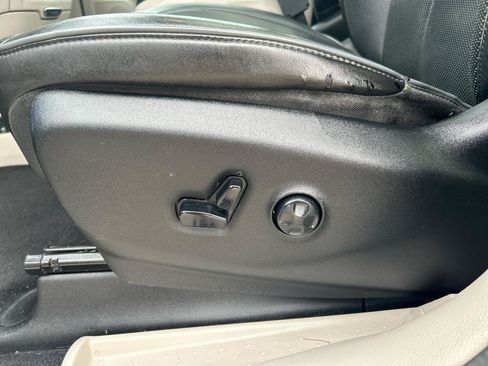 Used 2019 Chrysler Pacifica Limited w/ Tire & Wheel Group FWD image 9