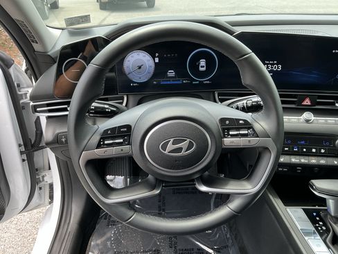 Used 2025 Hyundai Elantra Limited FWD image 14