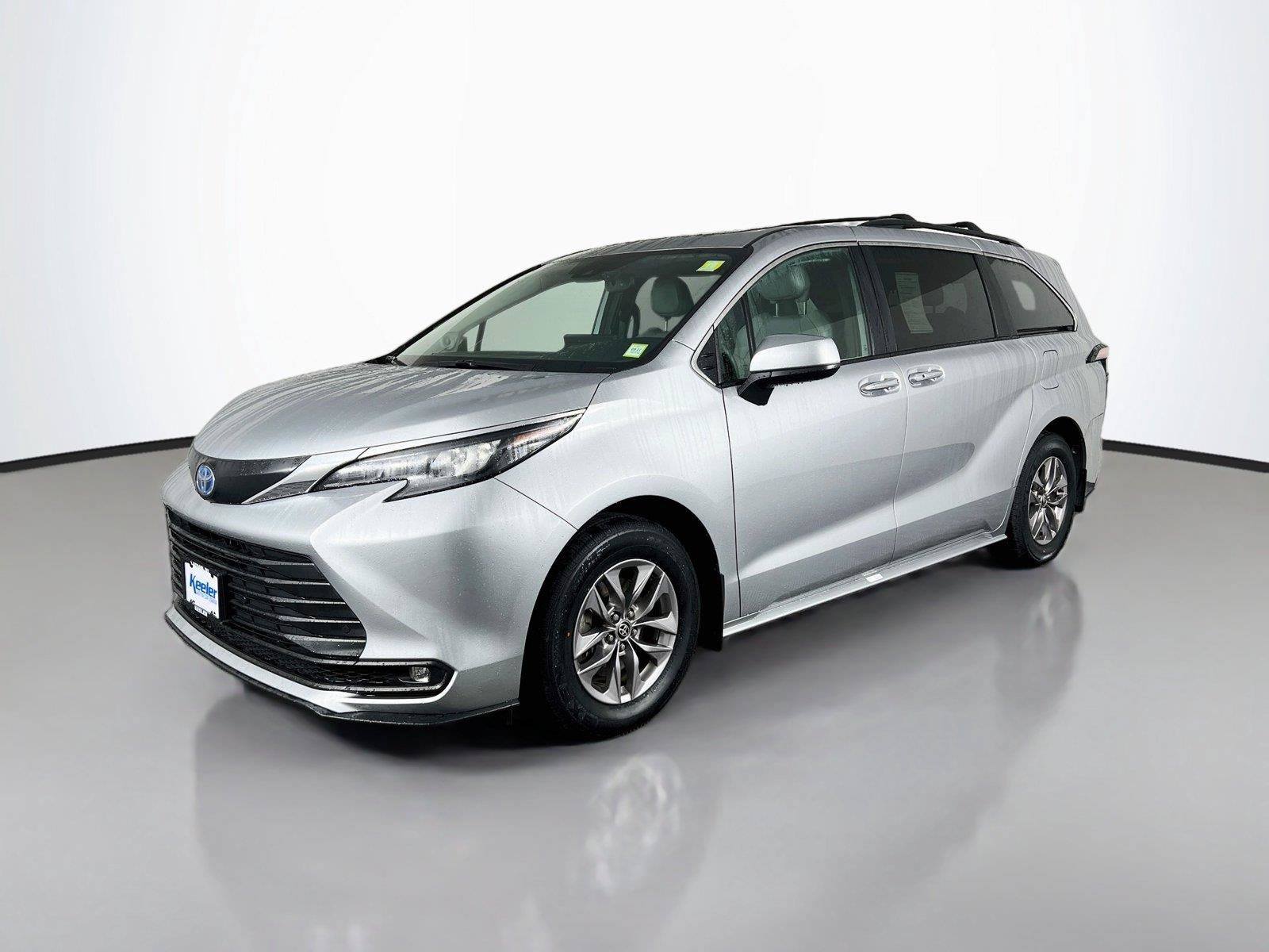 Used 2025 Toyota Sienna XLE w/ XLE Plus Package AWD/4WD image 2