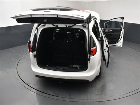 Used 2024 Chrysler Pacifica Limited w/ Uconnect Theater Family Group image 29