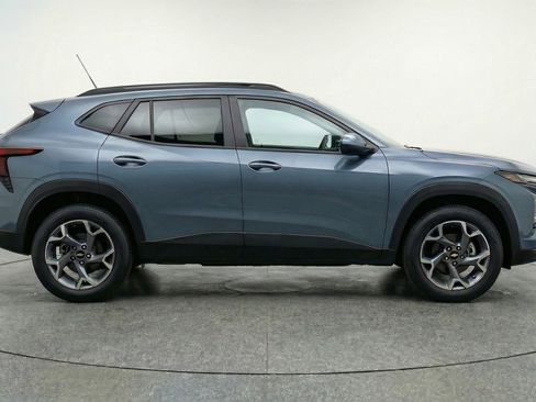 Used 2025 Chevrolet Trax LT FWD image 11