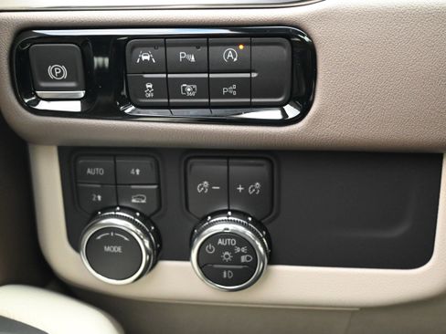 Used 2025 GMC Yukon Denali w/ Sun & Power Step Package image 30