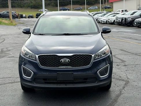 Used 2017 Kia Sorento LX w/ LX Convenience Package image 2